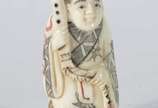 Netsuke de marfim representando figura masculin... - Netsuke de marfim representando figura masculina segurando "corda", assinado.