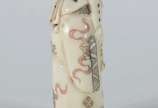 Netsuke de marfim representando figura masculin... - Netsuke de marfim representando figura masculina segurando "corda", assinado.
