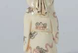 Netsuke de marfim representando figura masculin... - Netsuke de marfim representando figura masculina segurando "corda", assinado.