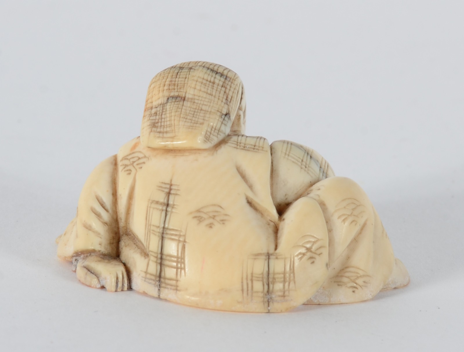 Netsuke de marfim representando figura masculina com faca e peixe... - foto 4 de 5