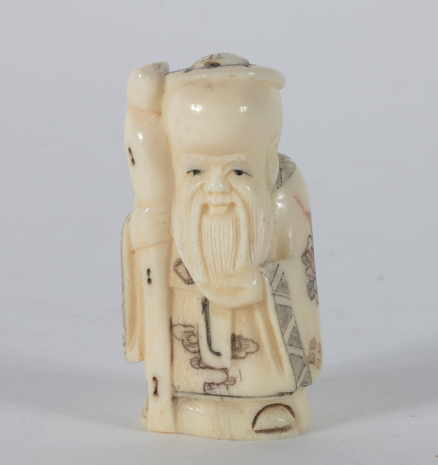Netsuke de marfim representando ancião, assinado. - foto 1 de 5