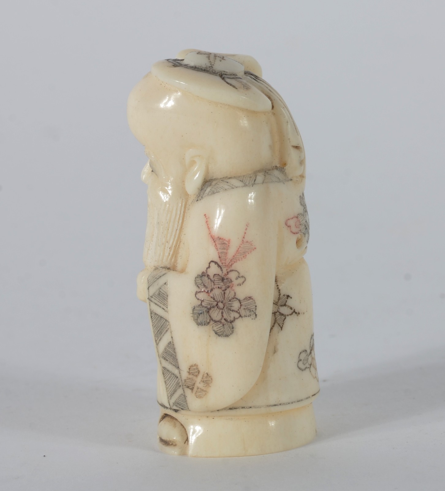 Netsuke de marfim representando ancião, assinado. - foto 2 de 5