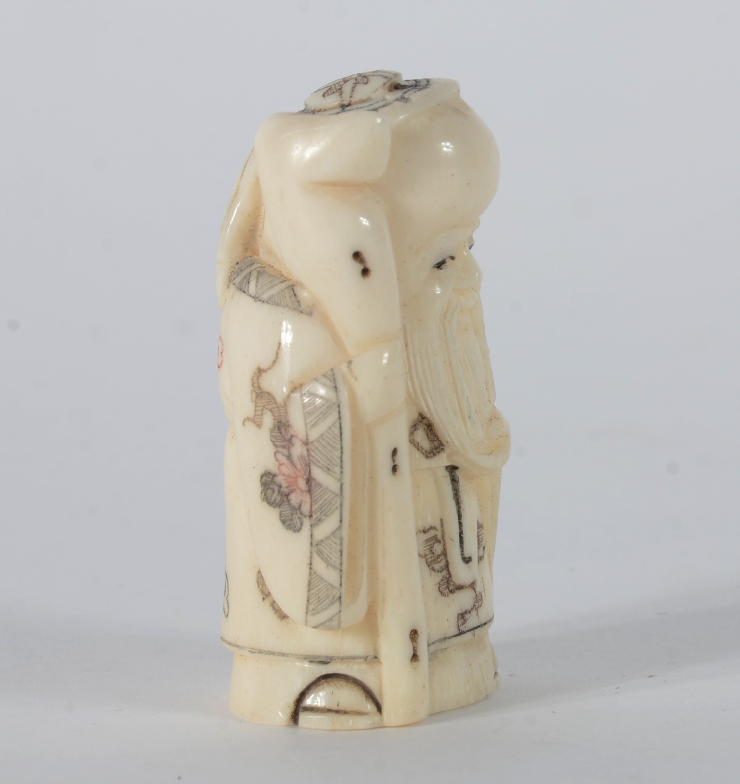 Netsuke de marfim representando ancião, assinado. - foto 3 de 5