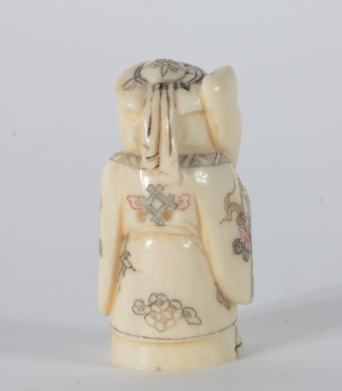 Netsuke de marfim representando ancião, assinado. - foto 4 de 5