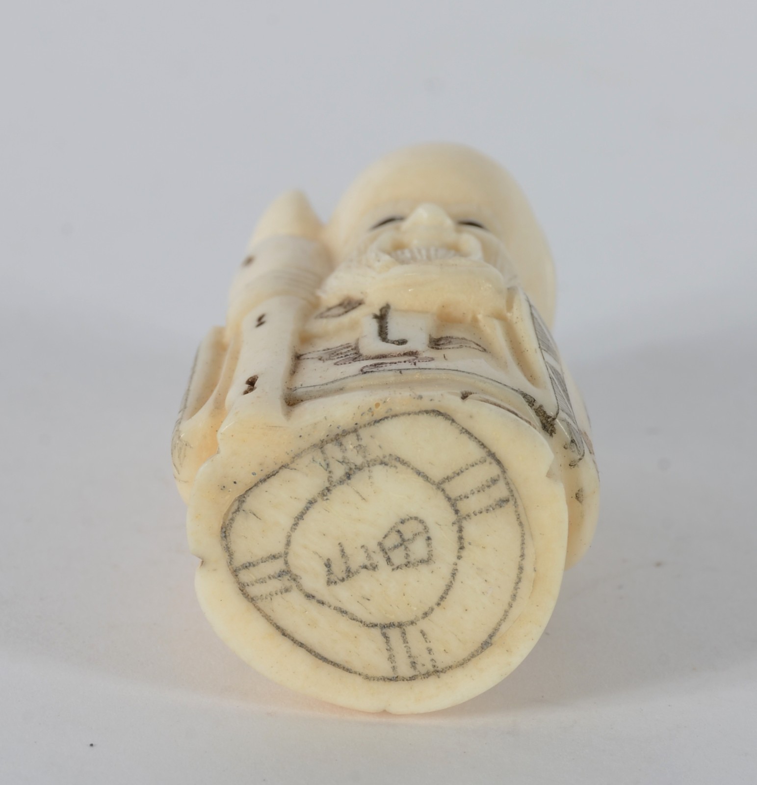 Netsuke de marfim representando ancião, assinado. - foto 5 de 5