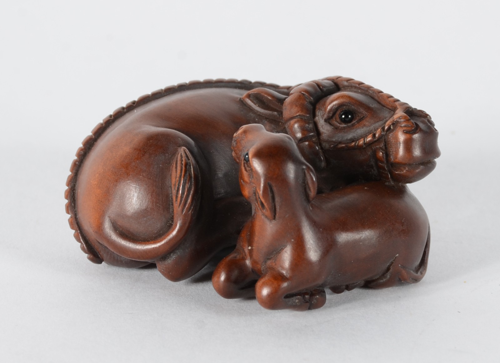 Netsuke de madeira representando vaca e bezerro, assinado. - foto 1 de 6