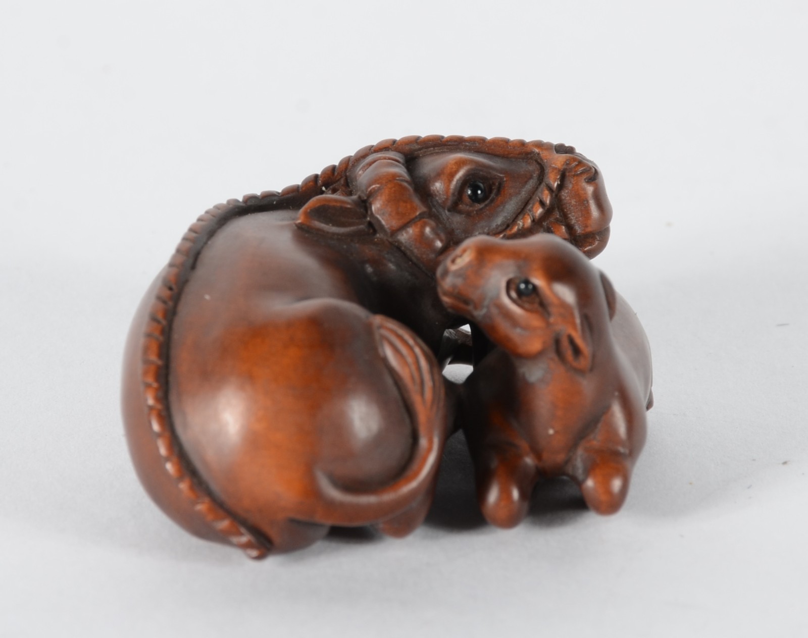 Netsuke de madeira representando vaca e bezerro, assinado. - foto 2 de 6