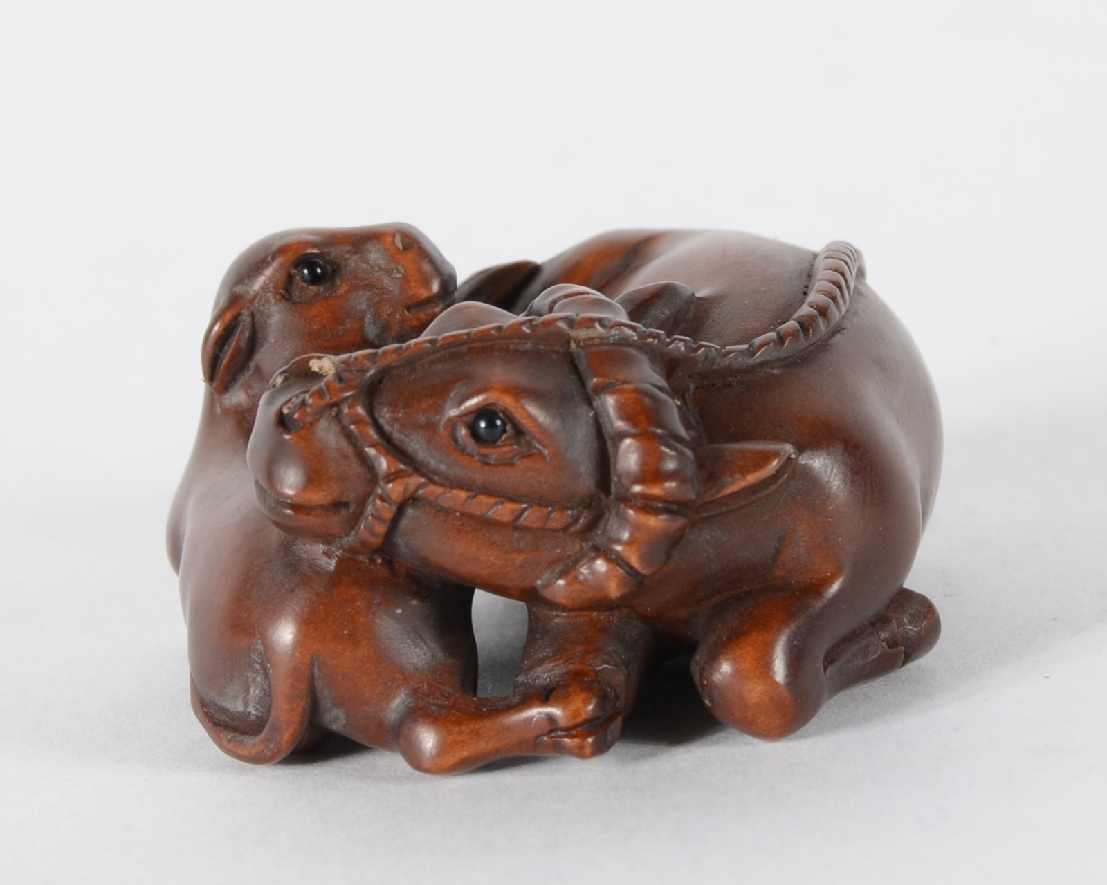 Netsuke de madeira representando vaca e bezerro, assinado. - foto 3 de 6