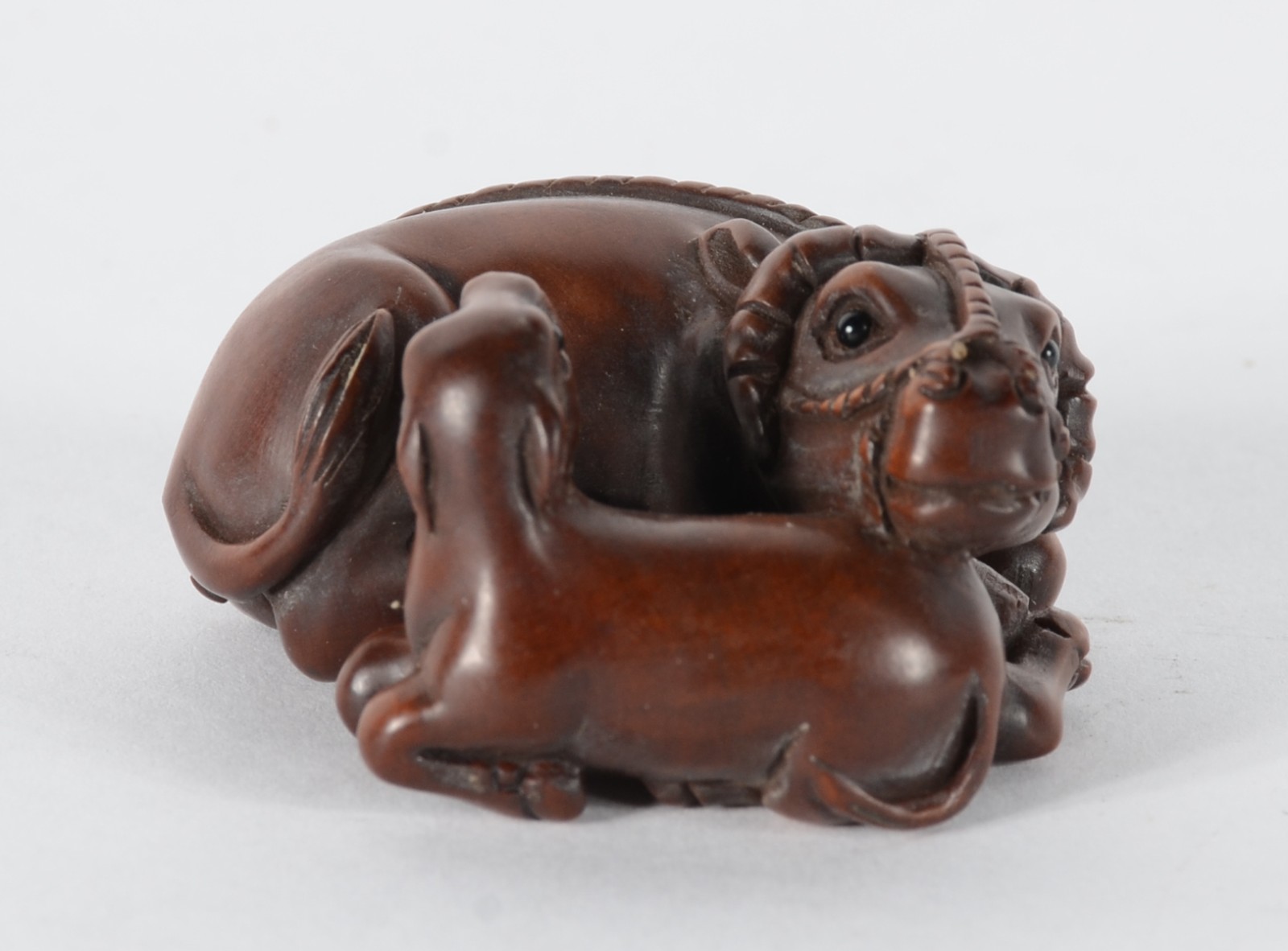 Netsuke de madeira representando vaca e bezerro, assinado. - foto 4 de 6