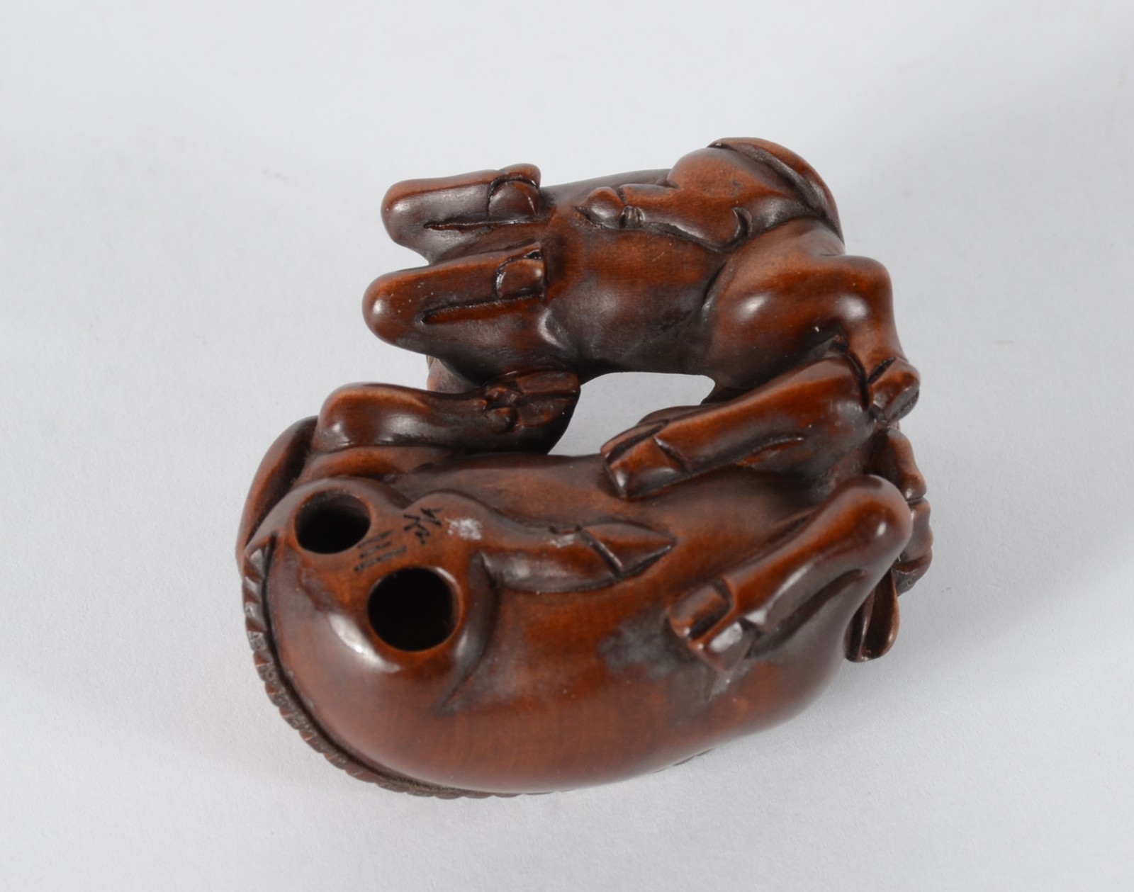 Netsuke de madeira representando vaca e bezerro, assinado. - foto 6 de 6
