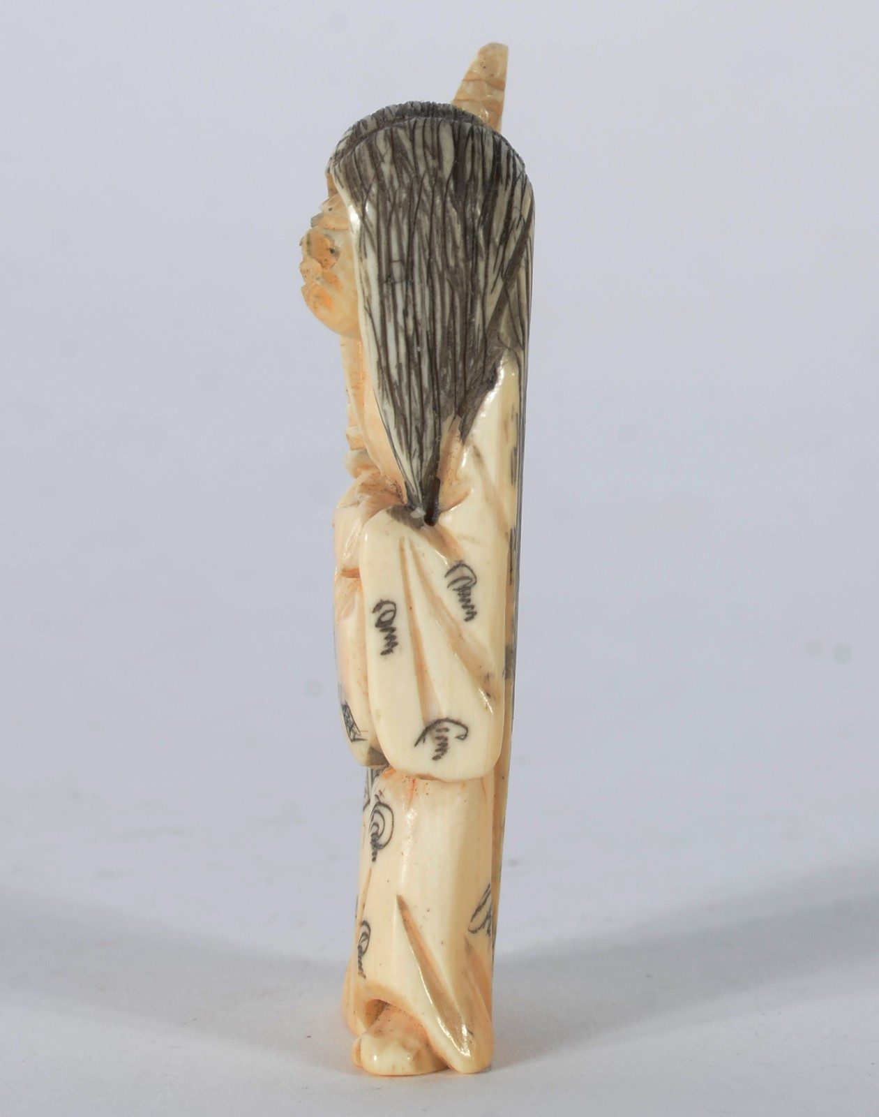 Netsuke representando figura do teatro Kabuki, rosto móvel, assinado. - foto 3 de 6