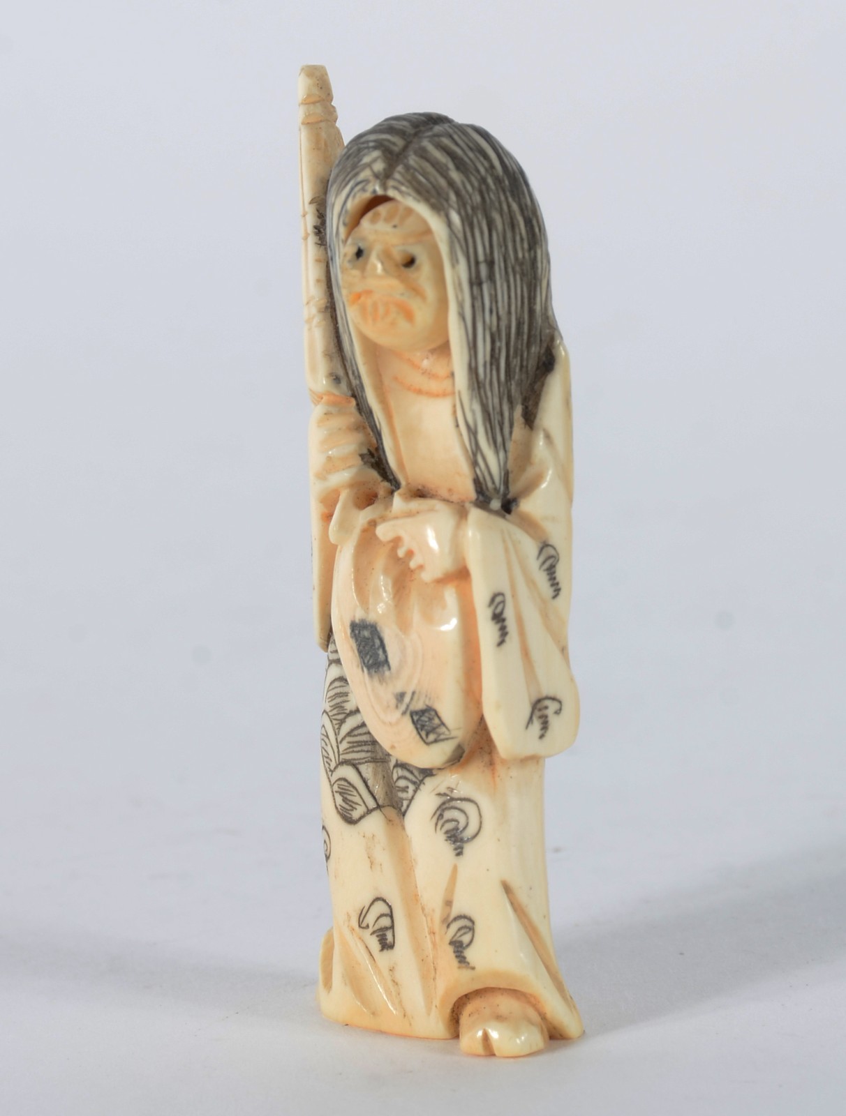 Netsuke representando figura do teatro Kabuki, rosto móvel, assinado. - foto 1 de 6