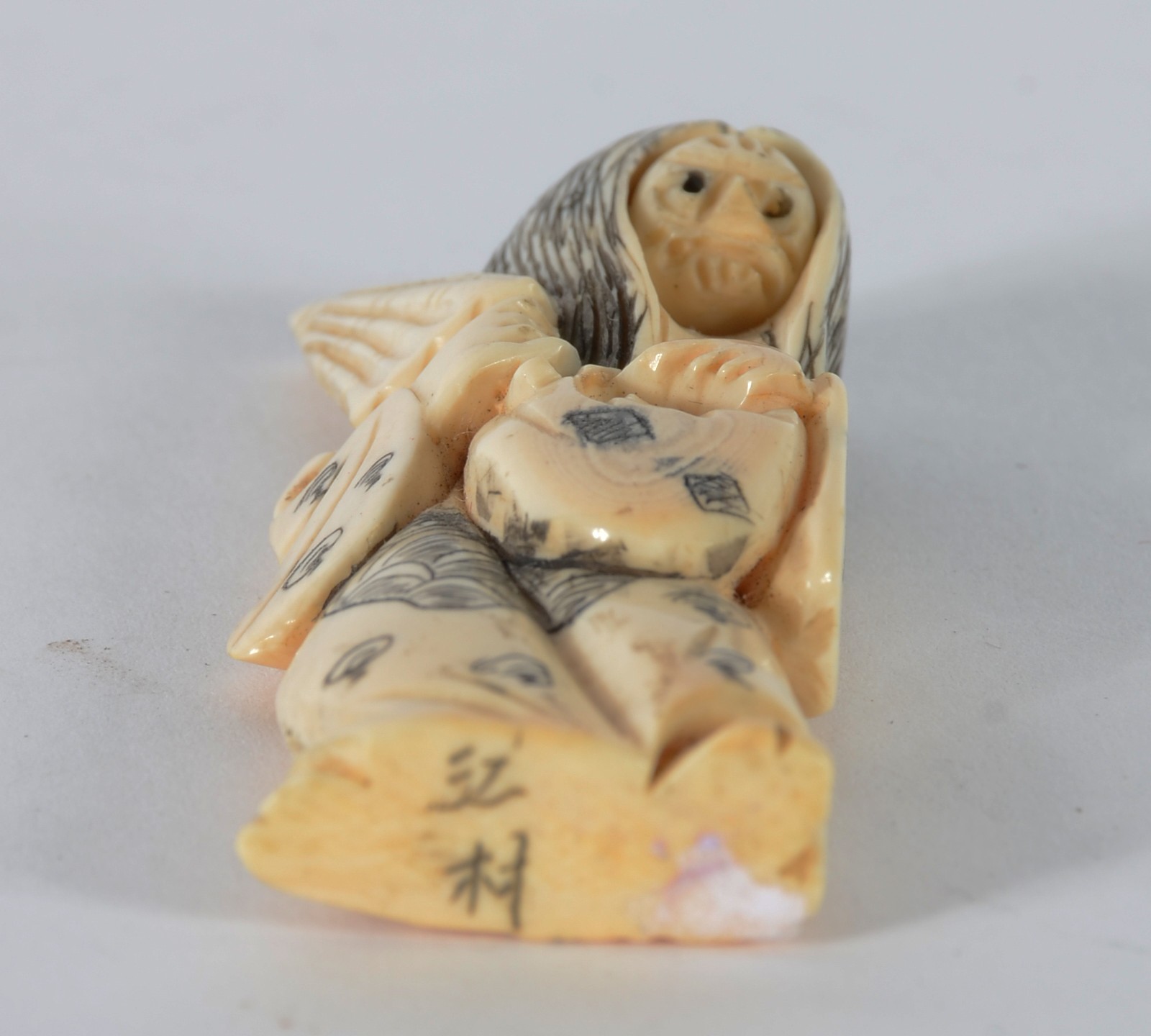 Netsuke representando figura do teatro Kabuki, rosto móvel, assinado. - foto 6 de 6
