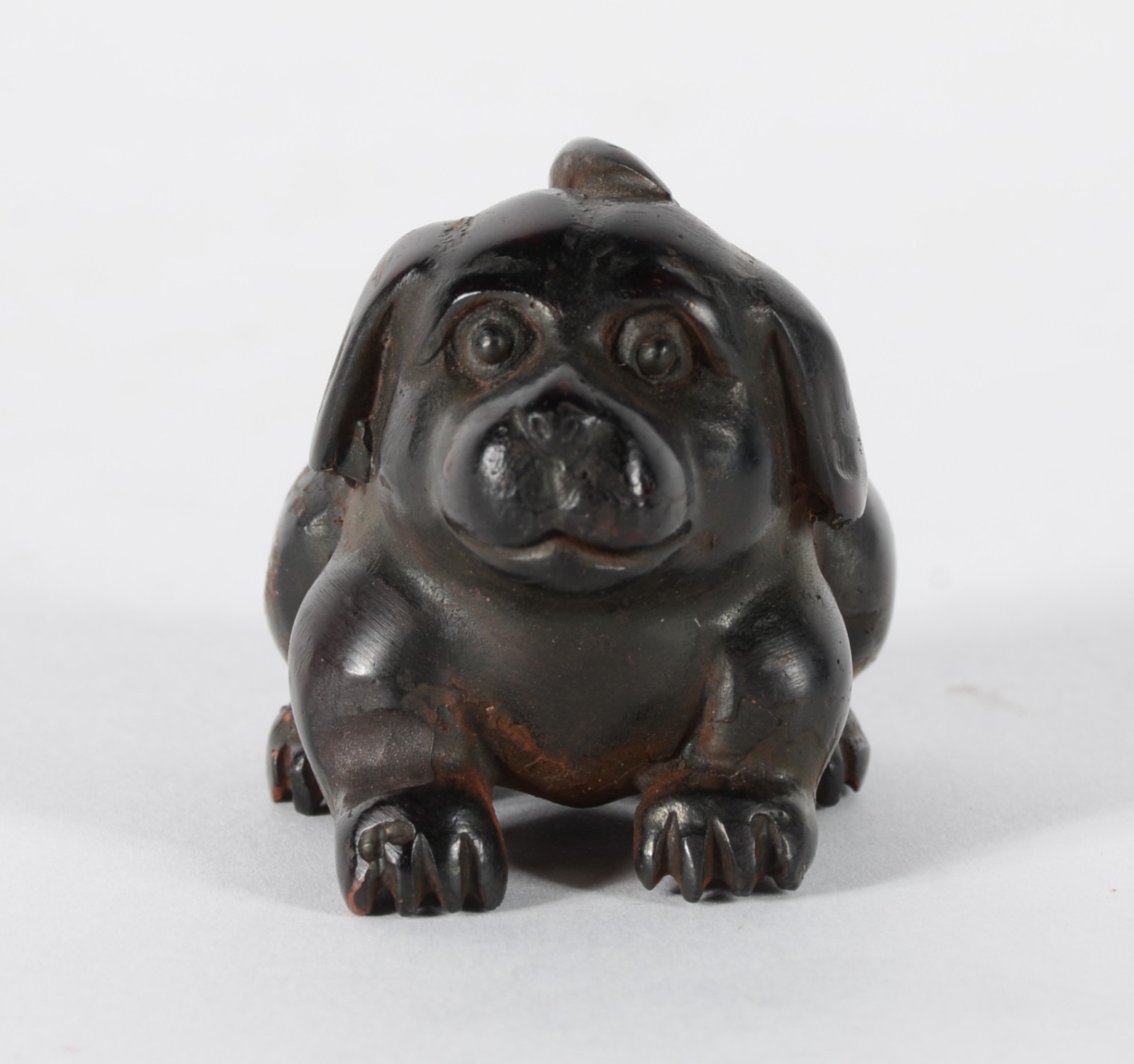 Netsuke de madeira representando cachorro. - foto 1 de 6