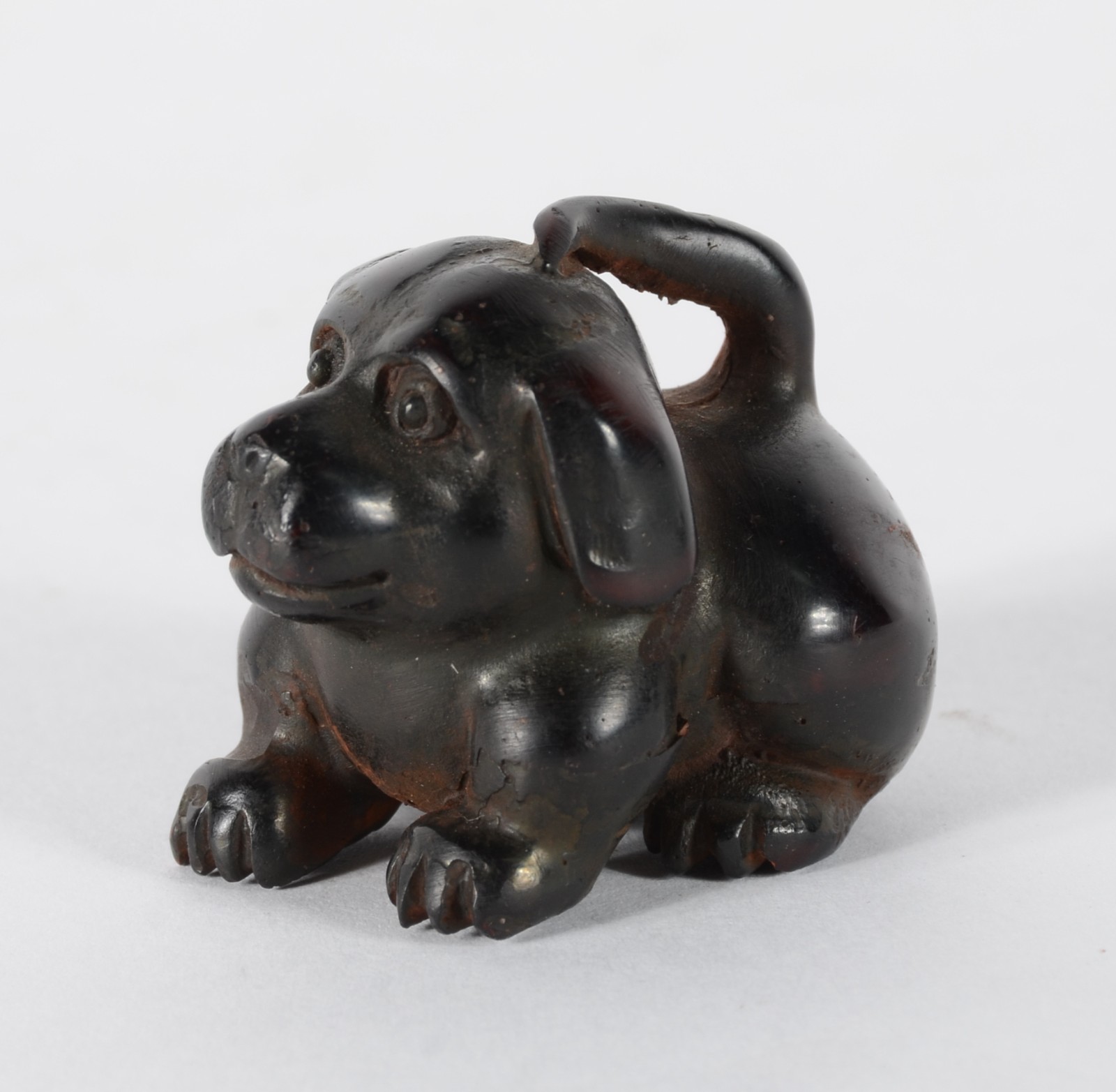 Netsuke de madeira representando cachorro. - foto 2 de 6