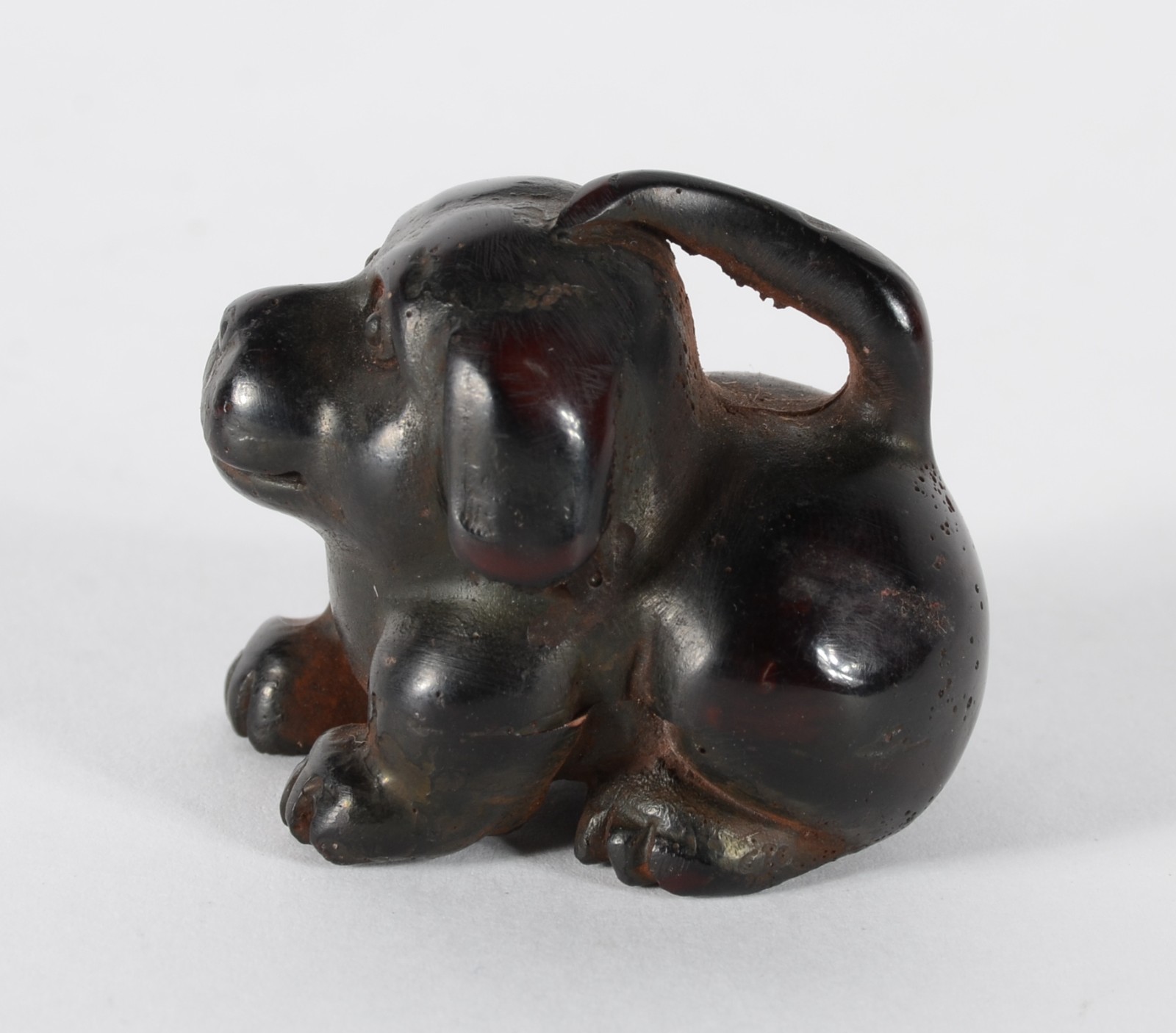Netsuke de madeira representando cachorro. - foto 3 de 6