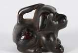 Netsuke de madeira representando cachorro. - Netsuke de madeira representando cachorro.
