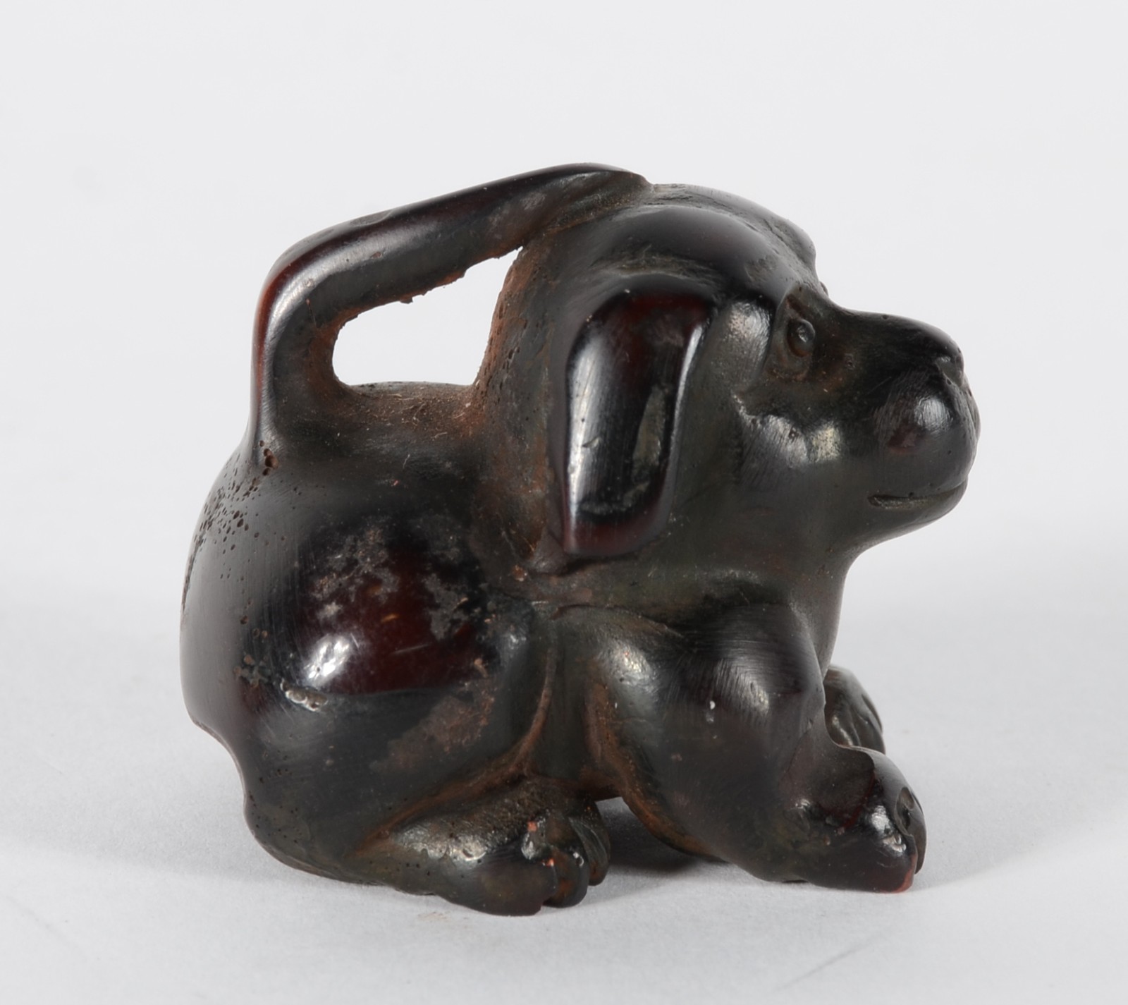 Netsuke de madeira representando cachorro. - foto 4 de 6