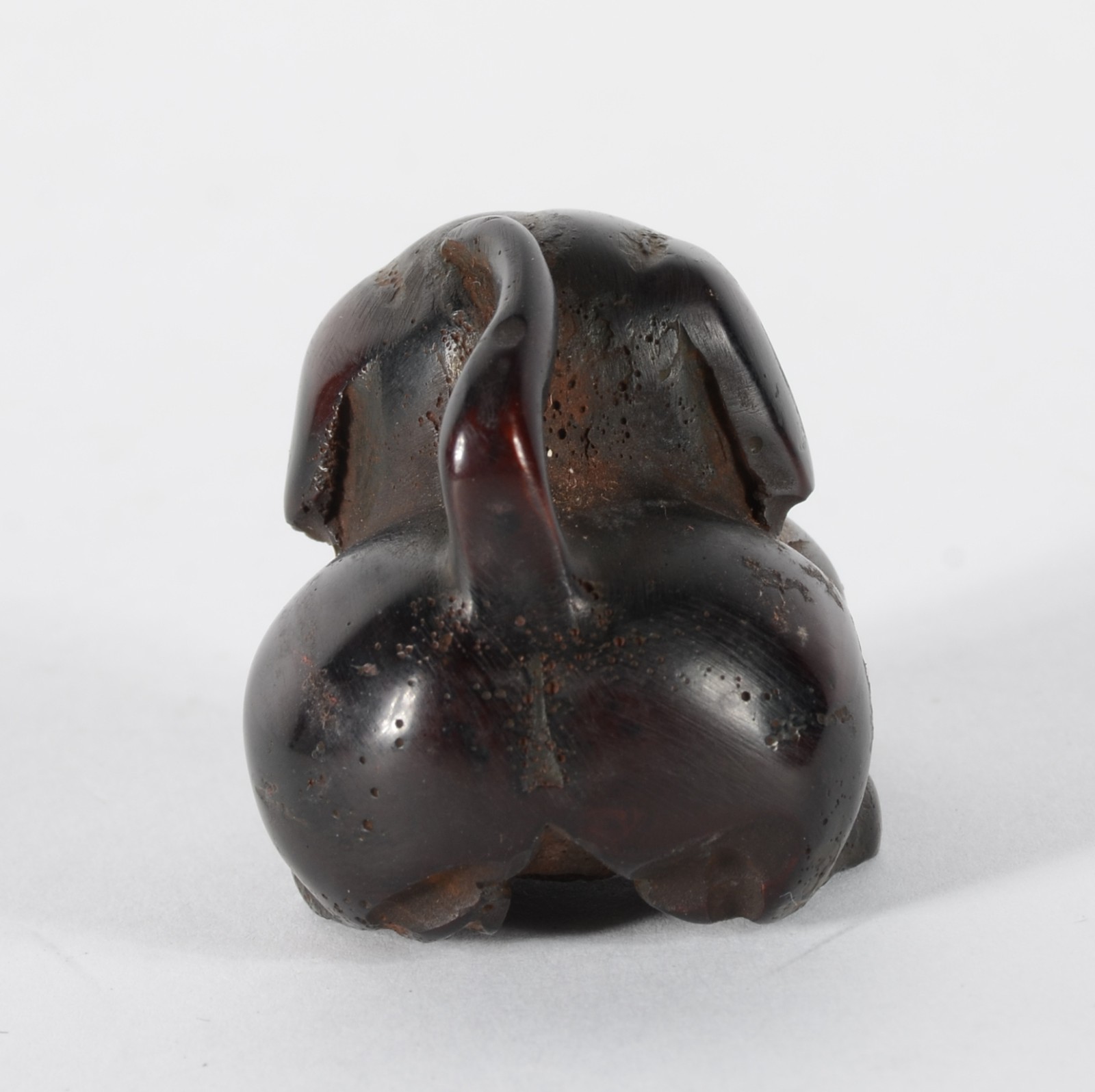 Netsuke de madeira representando cachorro. - foto 5 de 6
