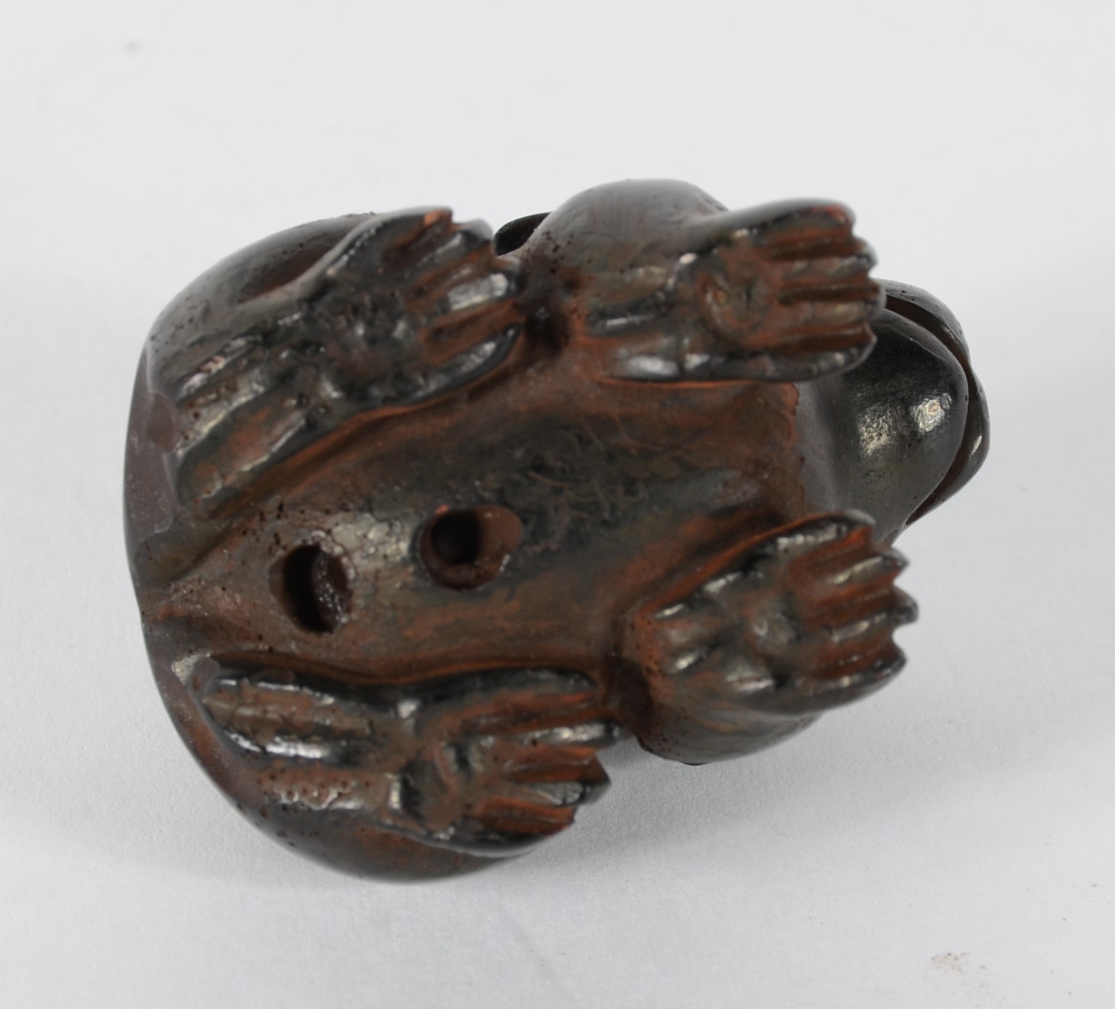 Netsuke de madeira representando cachorro. - foto 6 de 6