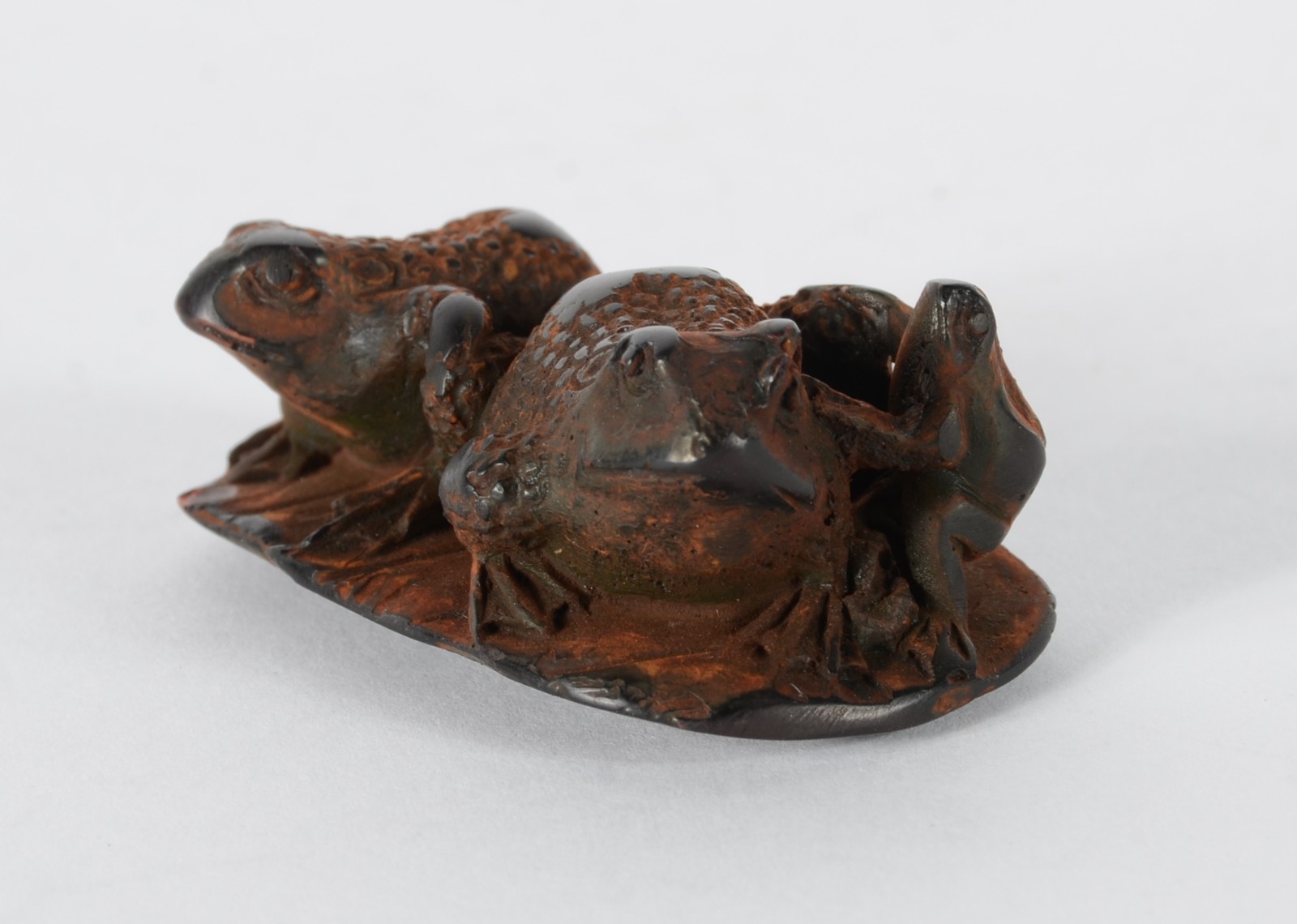 Netsuke de madeira representando "sapos". - foto 1 de 6