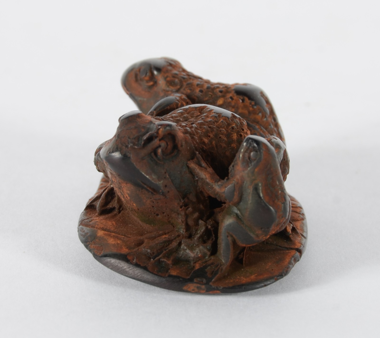 Netsuke de madeira representando "sapos". - foto 2 de 6