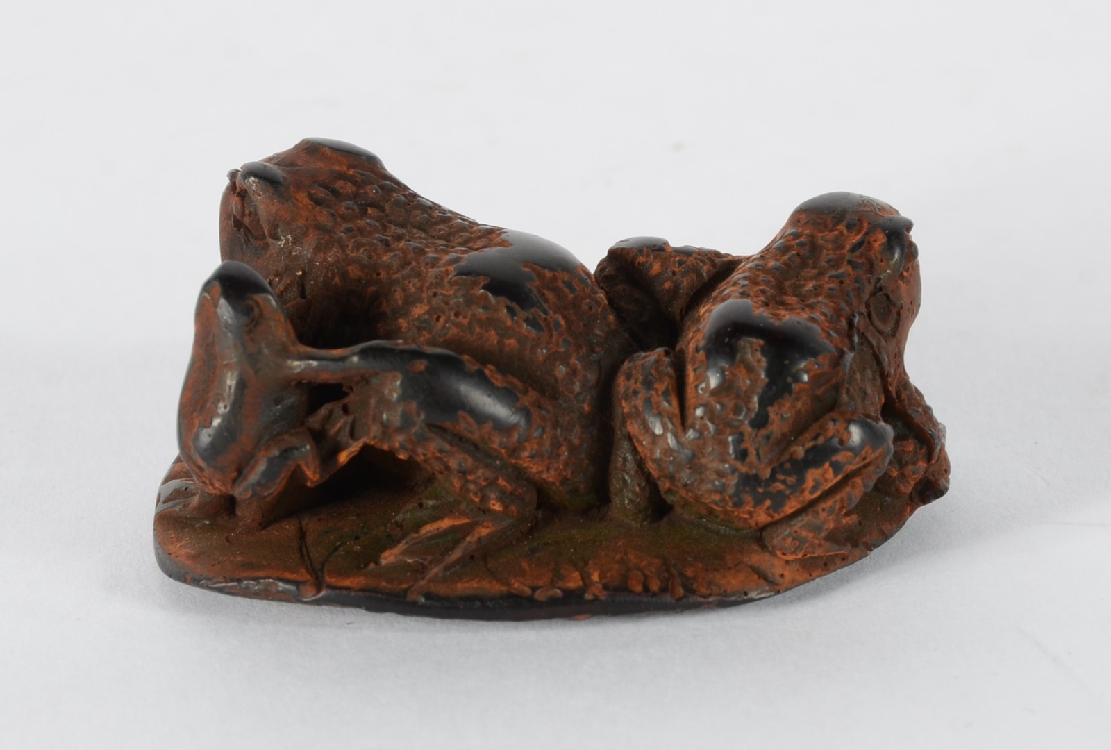 Netsuke de madeira representando "sapos". - foto 3 de 6