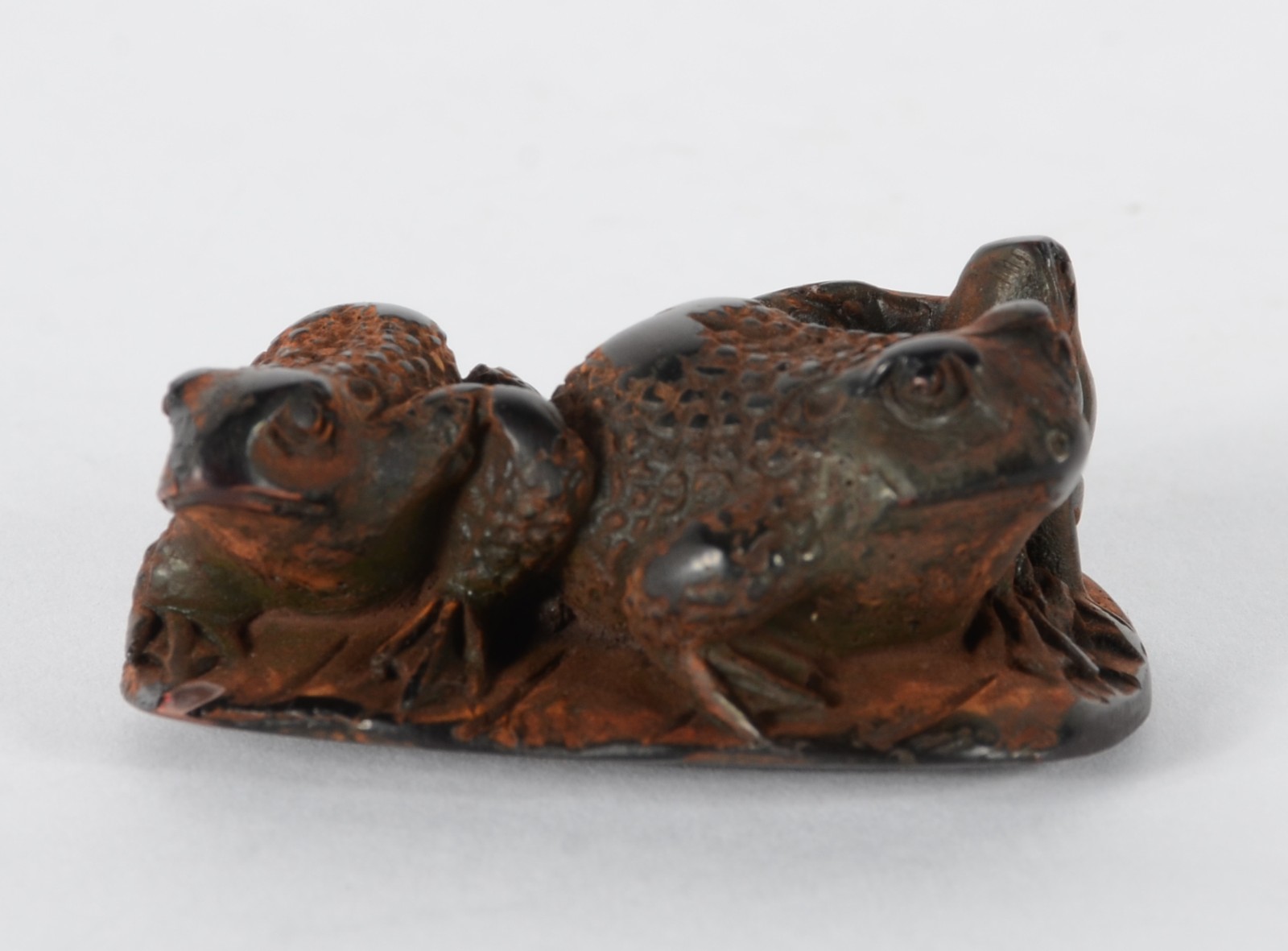 Netsuke de madeira representando "sapos". - foto 4 de 6