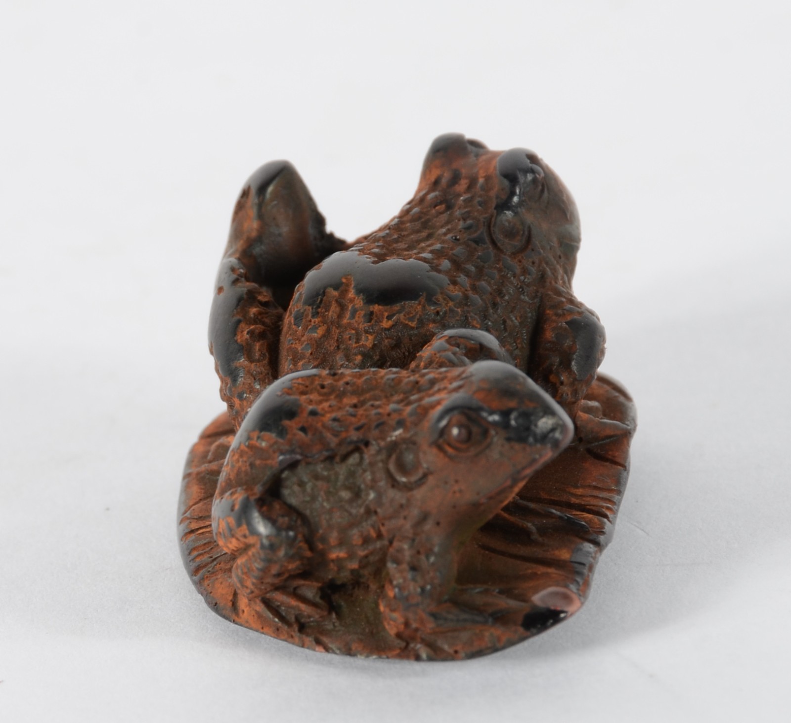 Netsuke de madeira representando "sapos". - foto 5 de 6