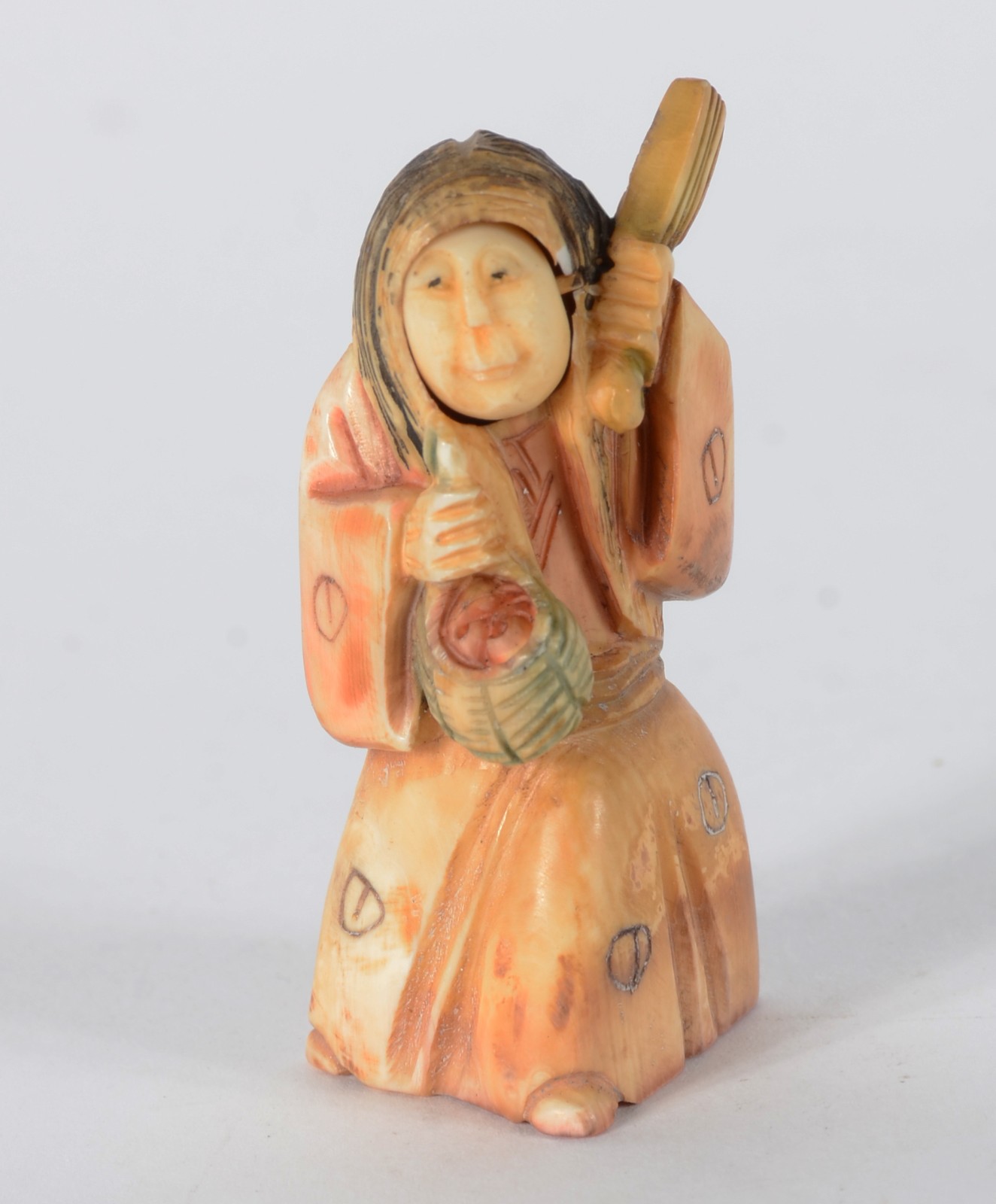 Netsuke representando figura do teatro Kabuki, rosto móvel, assinado. - foto 1 de 5
