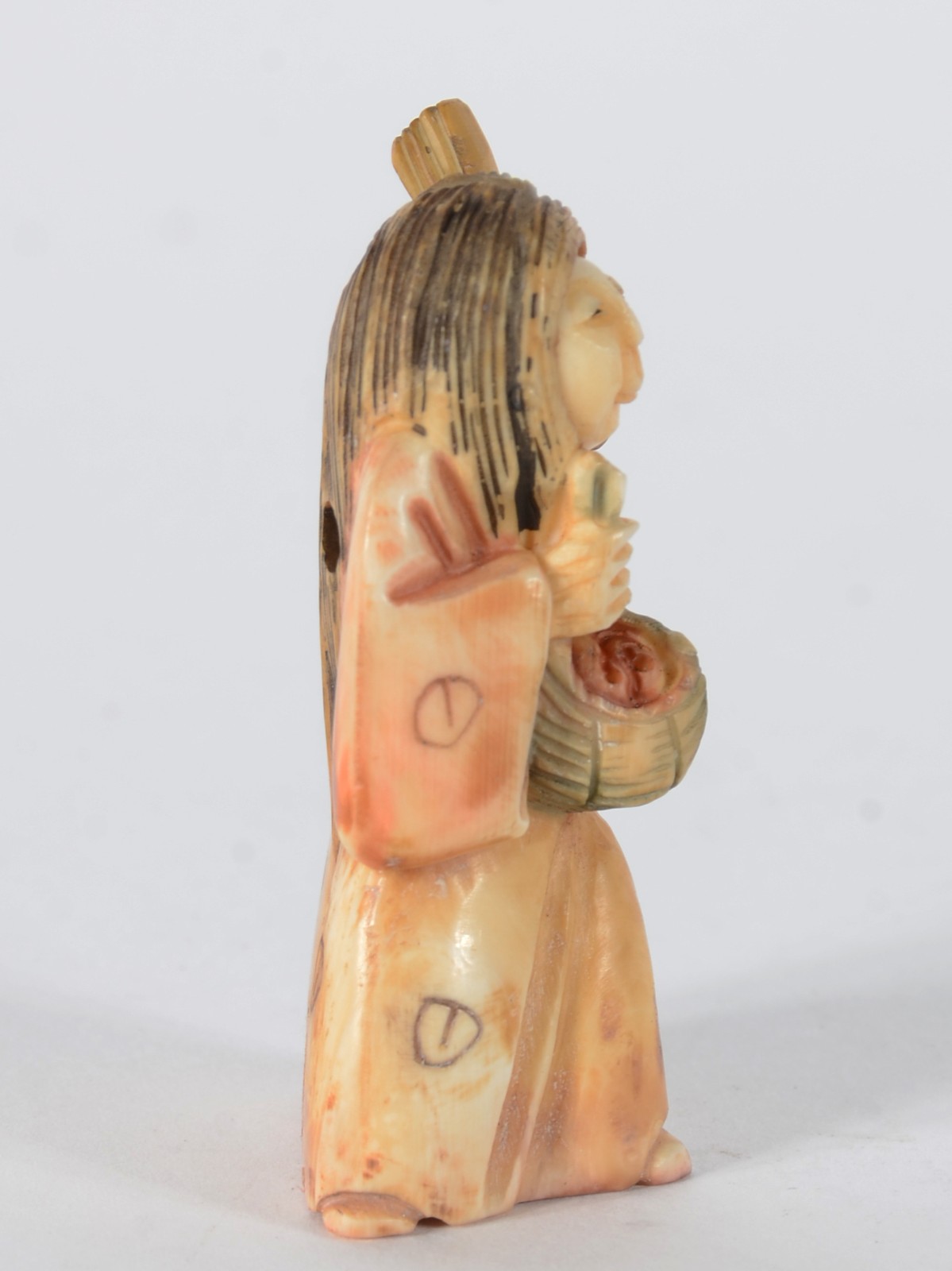 Netsuke representando figura do teatro Kabuki, rosto móvel, assinado. - foto 2 de 5