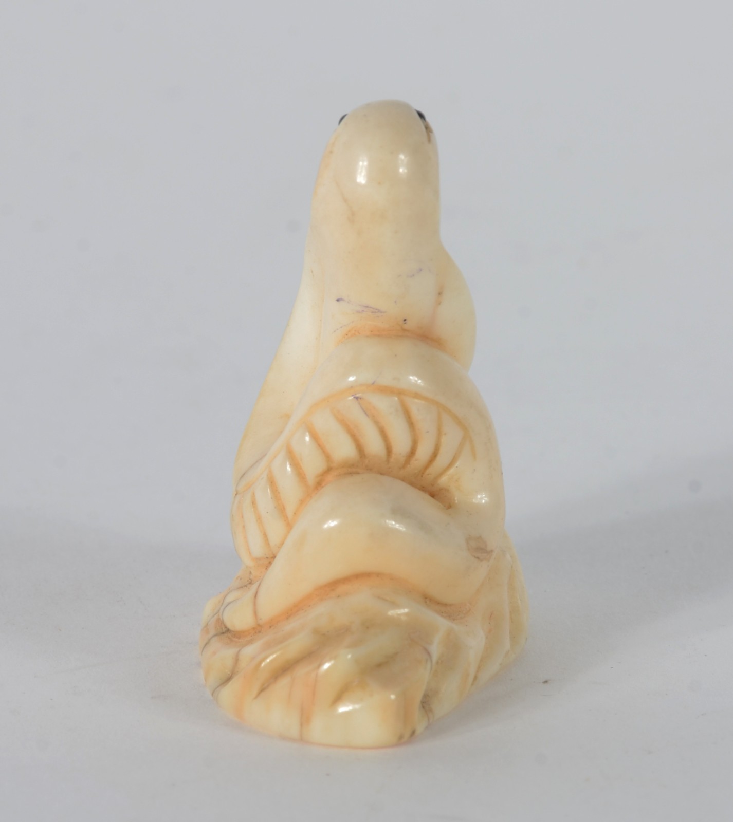 Netsuke de marfim representando cobra naja, assinado. - foto 5 de 6