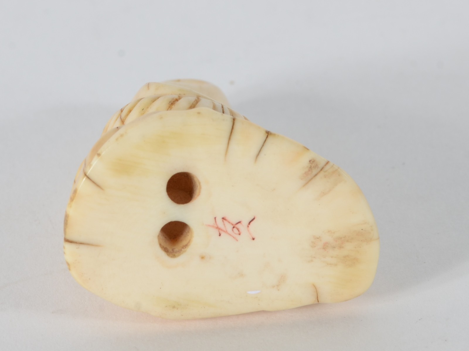 Netsuke de marfim representando cobra naja, assinado. - foto 6 de 6