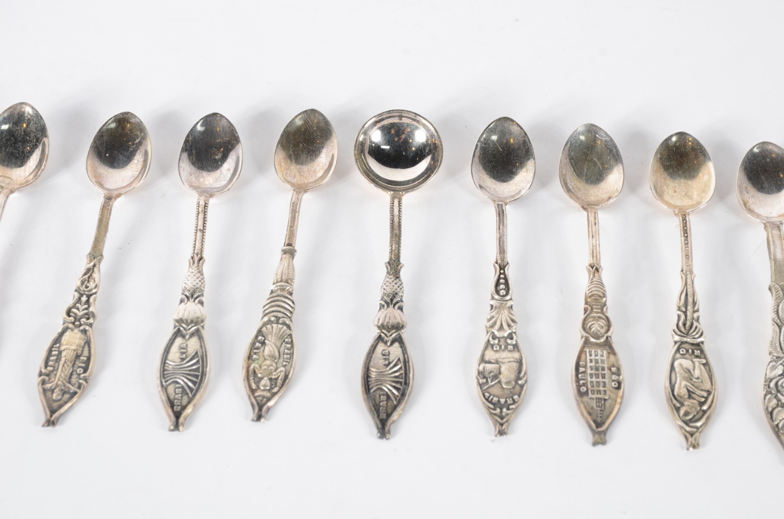 Conjunto com 12 colheres para café e uma de açúcar de metal prateado... - foto 4 de 7