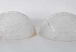 René Lalique (1860-1945), Feuilles de Charme - Par de apliques Art Deco de vidro satinado francês decorado com folhas em relevo. Assinados. Um deles lascado e outro com ponta colada. Ref: Reproduzi