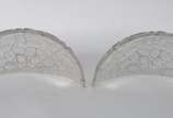 René Lalique (1860-1945), Feuilles de Charme - Par de apliques Art Deco de vidro satinado francês decorado com folhas em relevo. Assinados. Um deles lascado e outro com ponta colada. Ref: Reproduzi