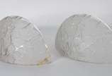 René Lalique (1860-1945), Feuilles de Charme - Par de apliques Art Deco de vidro satinado francês decorado com folhas em relevo. Assinados. Um deles lascado e outro com ponta colada. Ref: Reproduzi