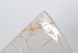 René Lalique (1860-1945), Feuilles de Charme - Par de apliques Art Deco de vidro satinado francês decorado com folhas em relevo. Assinados. Um deles lascado e outro com ponta colada. Ref: Reproduzi