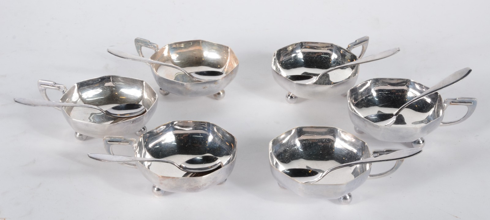 Conjunto com 6 taças para sorvete com colheres de metal prateado. No... - foto 1 de 6