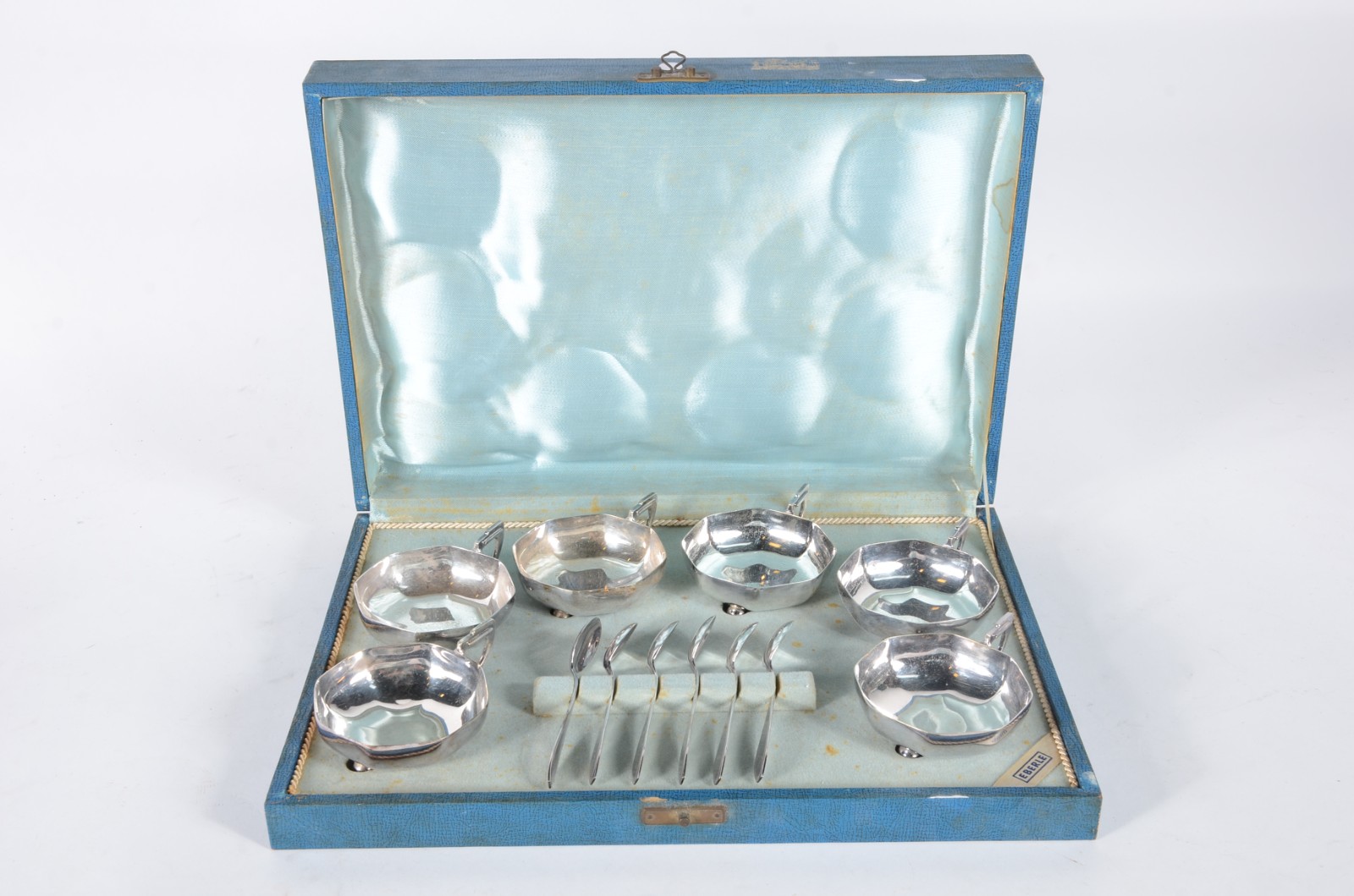 Conjunto com 6 taças para sorvete com colheres de metal prateado. No... - foto 2 de 6