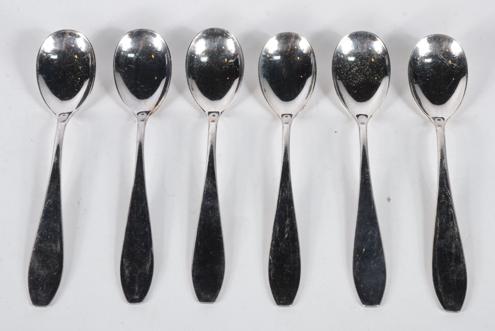 Conjunto com 6 taças para sorvete com colheres de metal prateado. No... - foto 3 de 6