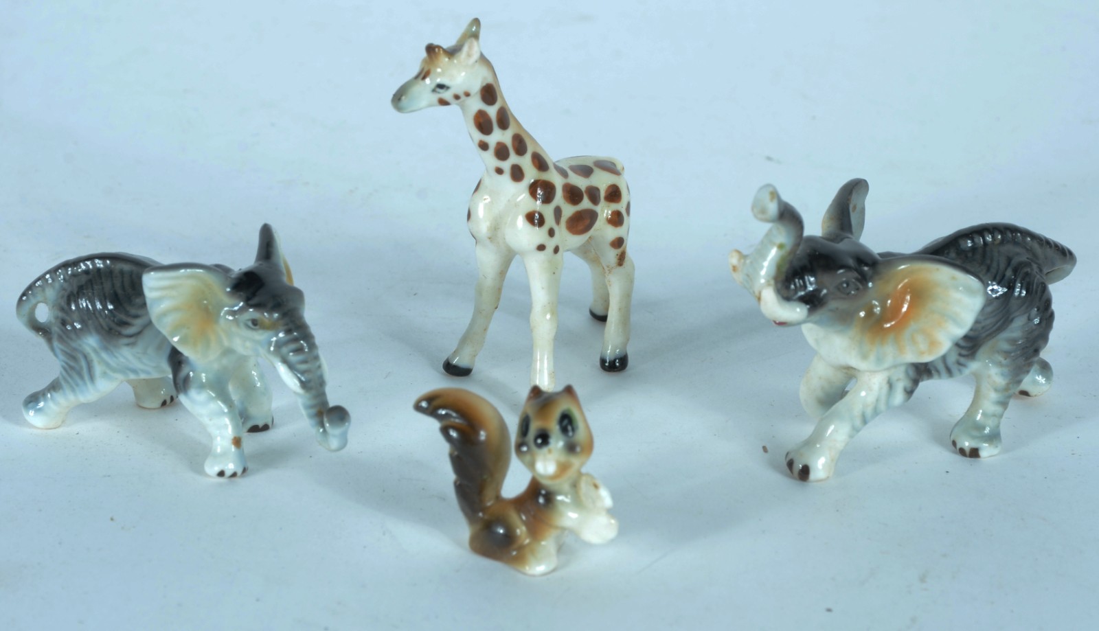 Conjunto com 4 pequenas estatuetas de porcelana policromada... - foto 1 de 3