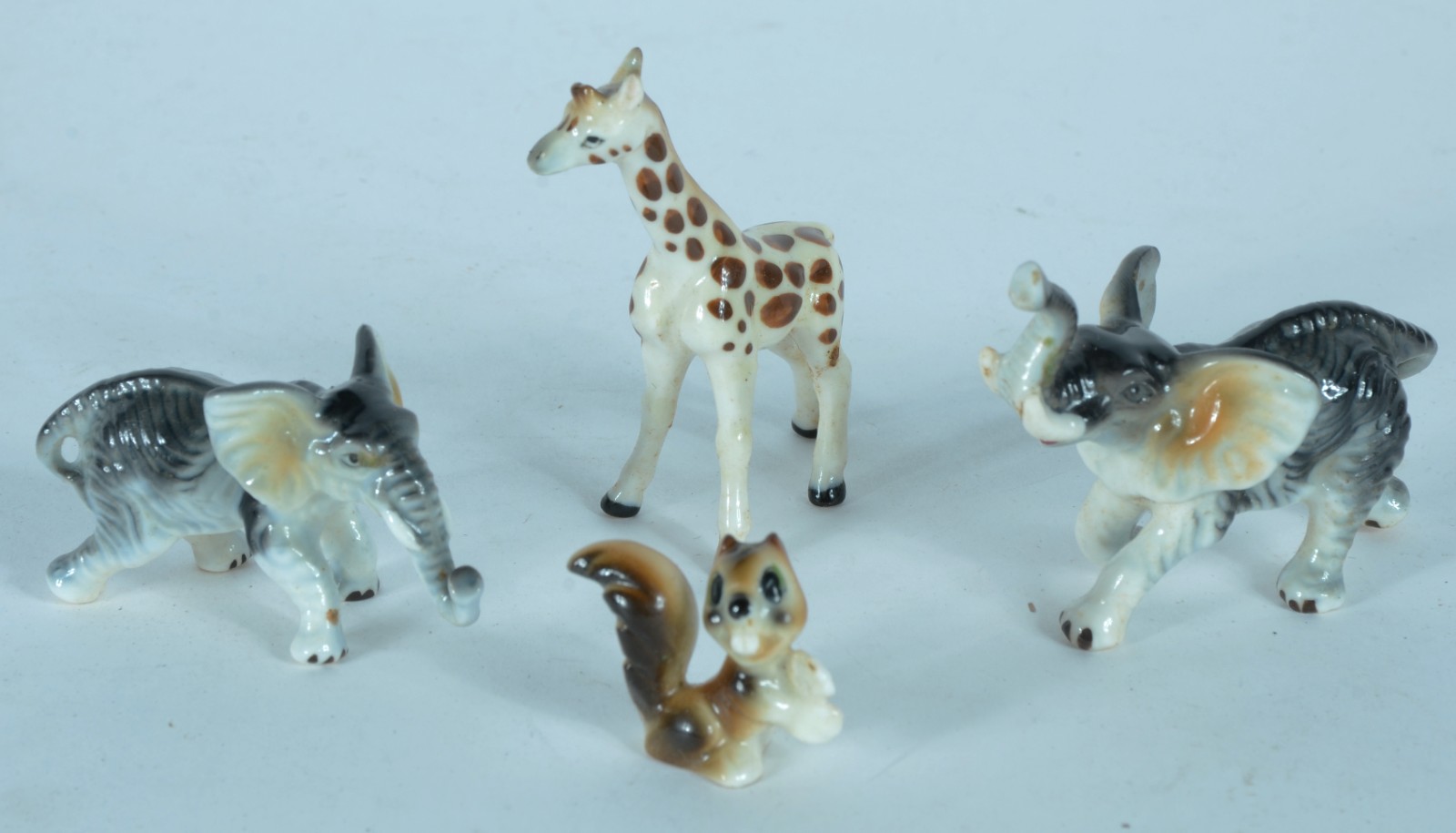 Conjunto com 4 pequenas estatuetas de porcelana policromada... - foto 2 de 3
