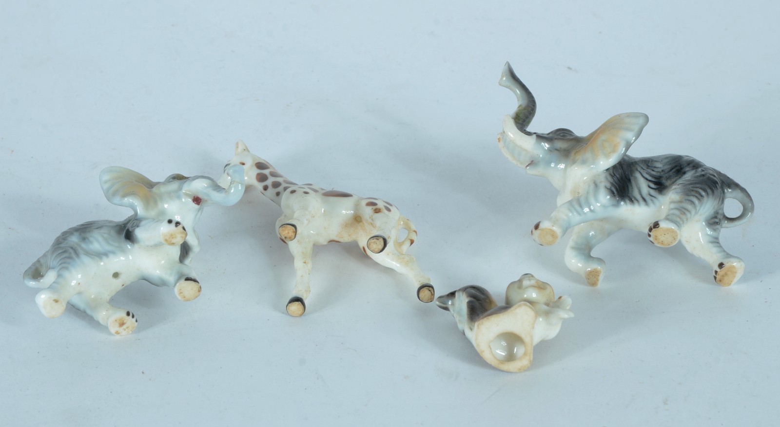 Conjunto com 4 pequenas estatuetas de porcelana policromada... - foto 3 de 3