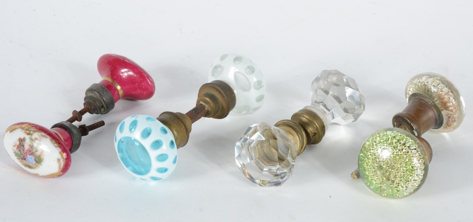 Conjunto com 8 maçanetas diversas, de cristal, porcelana e overlay. - foto 1 de 4