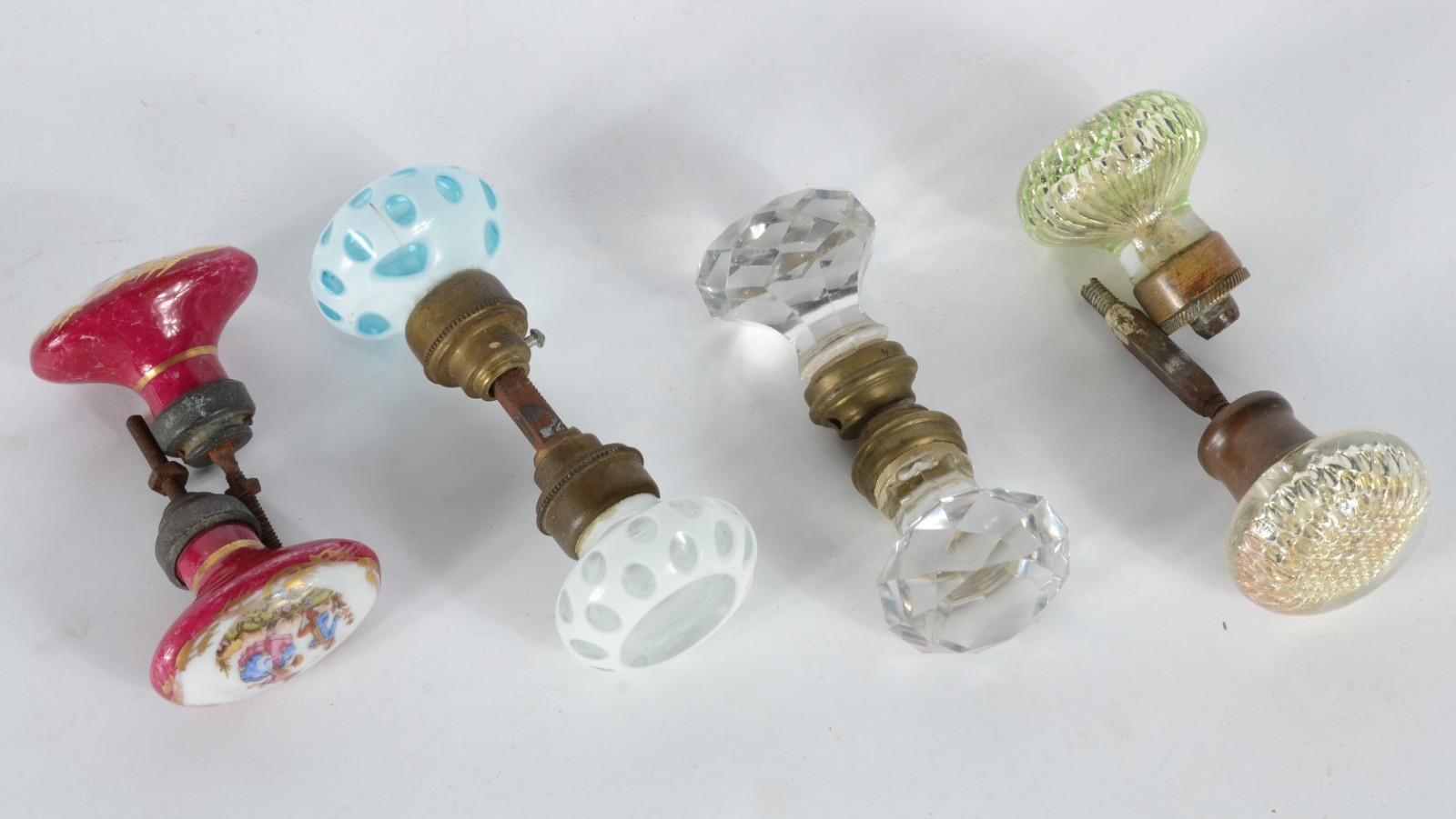 Conjunto com 8 maçanetas diversas, de cristal, porcelana e overlay. - foto 2 de 4