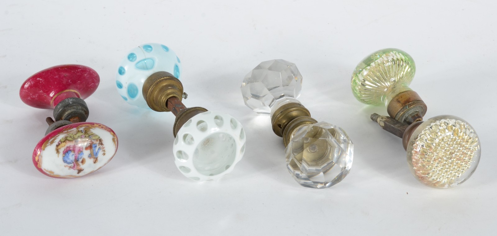Conjunto com 8 maçanetas diversas, de cristal, porcelana e overlay. - foto 3 de 4