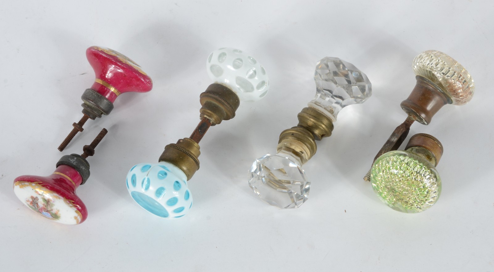 Conjunto com 8 maçanetas diversas, de cristal, porcelana e overlay. - foto 4 de 4