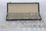 Diversas peças, sendo: Conjunto com 12 descanso... - Diversas peças, sendo: Conjunto com 12 descansos para talheres de cristal no estojo; 2 figuras de leão (bicados); 6 descansos de metal. Total: 2...