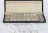 Diversas peças, sendo: Conjunto com 12 descanso... - Diversas peças, sendo: Conjunto com 12 descansos para talheres de cristal no estojo; 2 figuras de leão (bicados); 6 descansos de metal. Total: 2...